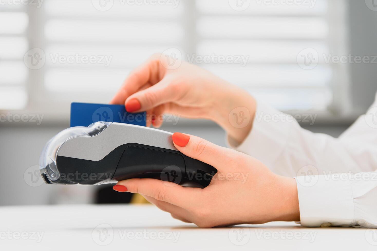 mano con crédito tarjeta golpe fuerte mediante terminal para rebaja en supermercado. crédito tarjeta pago mediante un compras terminal a compras foto
