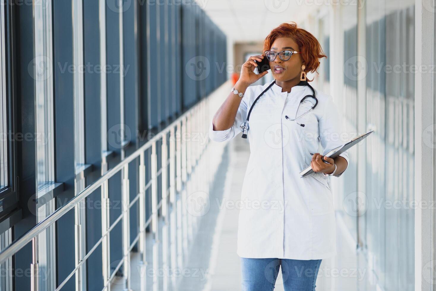 retrato de africano hembra médico a lugar de trabajo foto