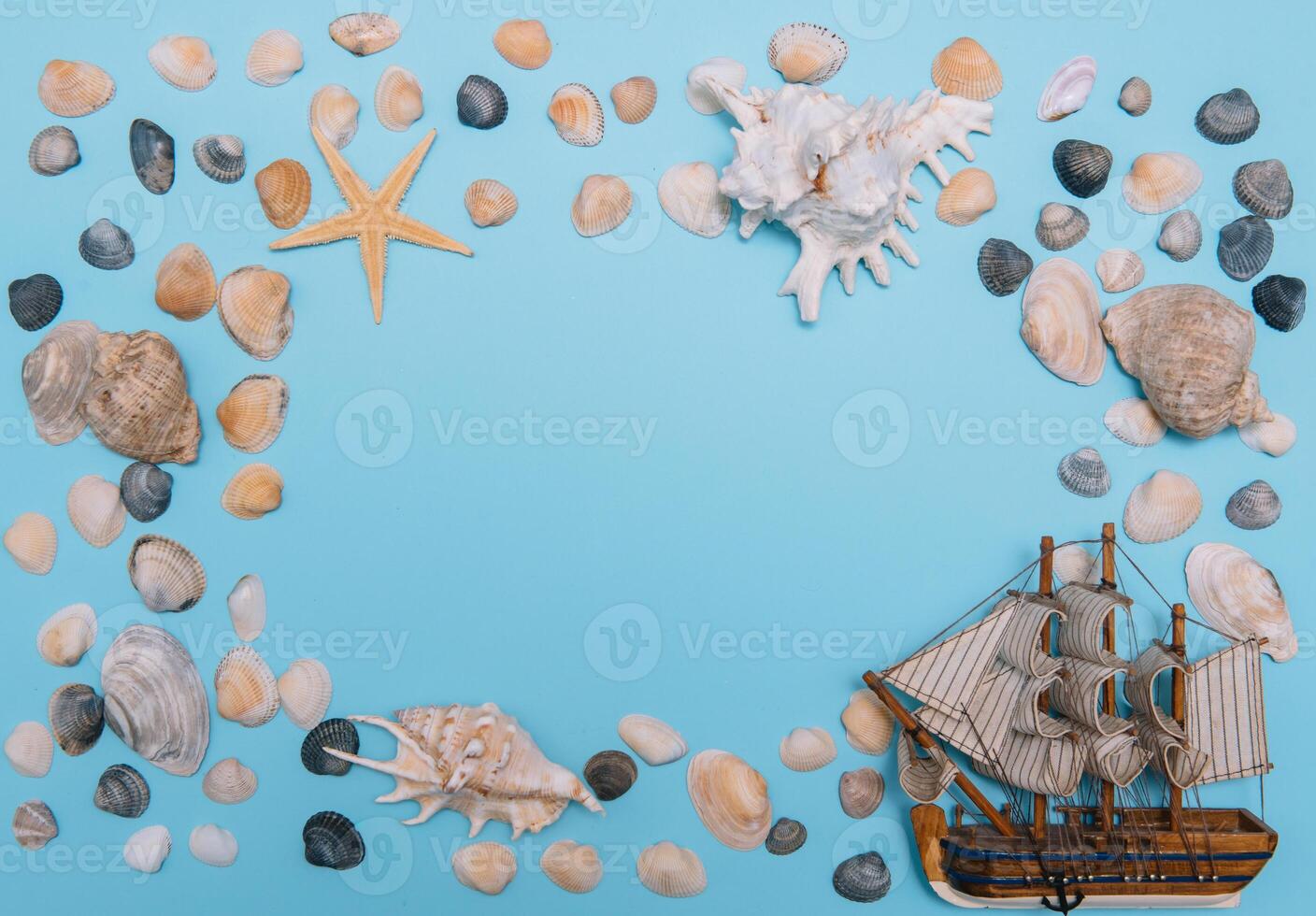 plano poner. parte superior vista. marco de conchas de varios tipos en un azul antecedentes. conchas marinas y estrella de mar y Embarcacion en un pastel antecedentes. vacaciones concepto. viaje concepto. con Copiar espacio foto