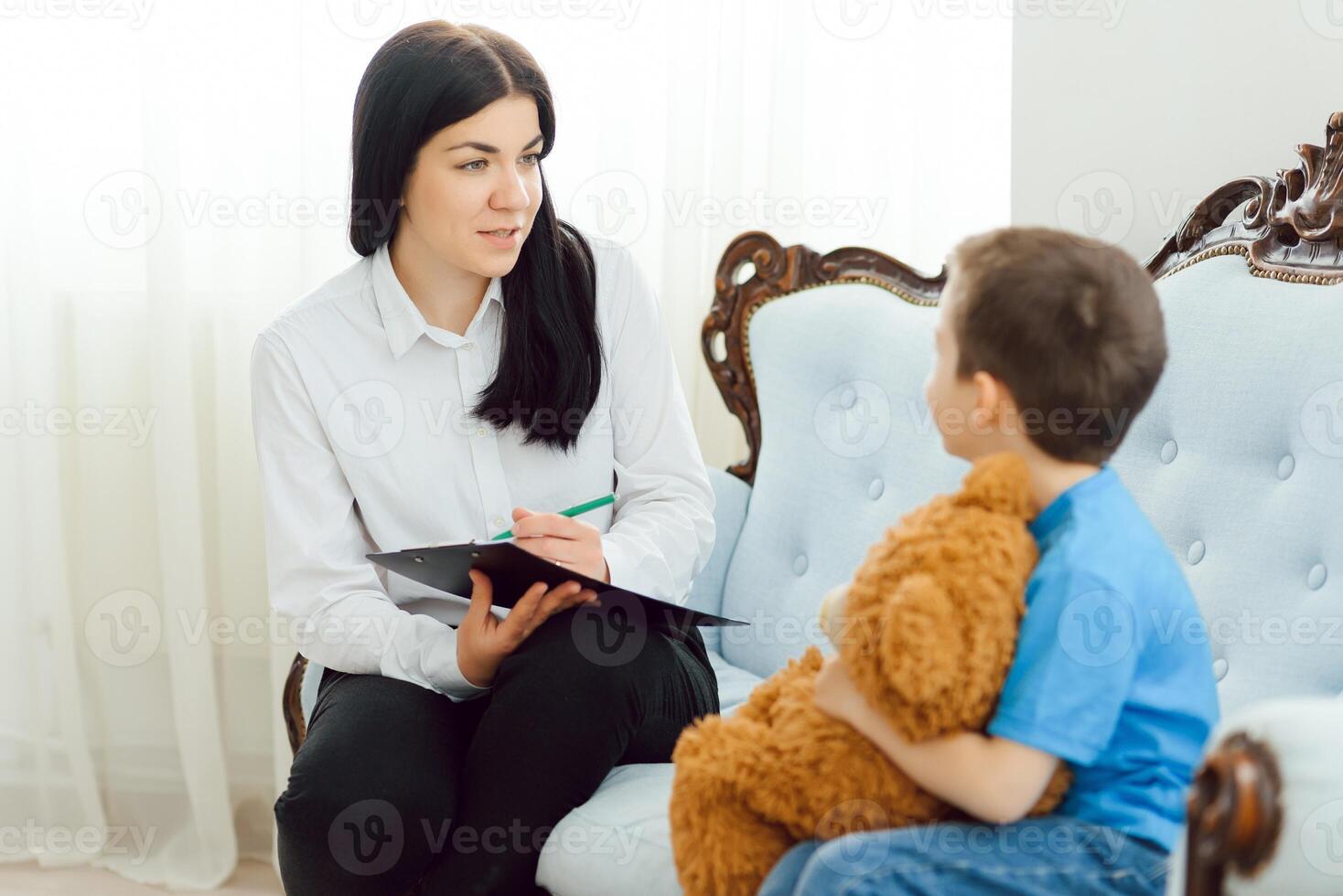 niño psicólogo asistiendo pequeño chico. el concepto de psicológico asistencia a niños. foto