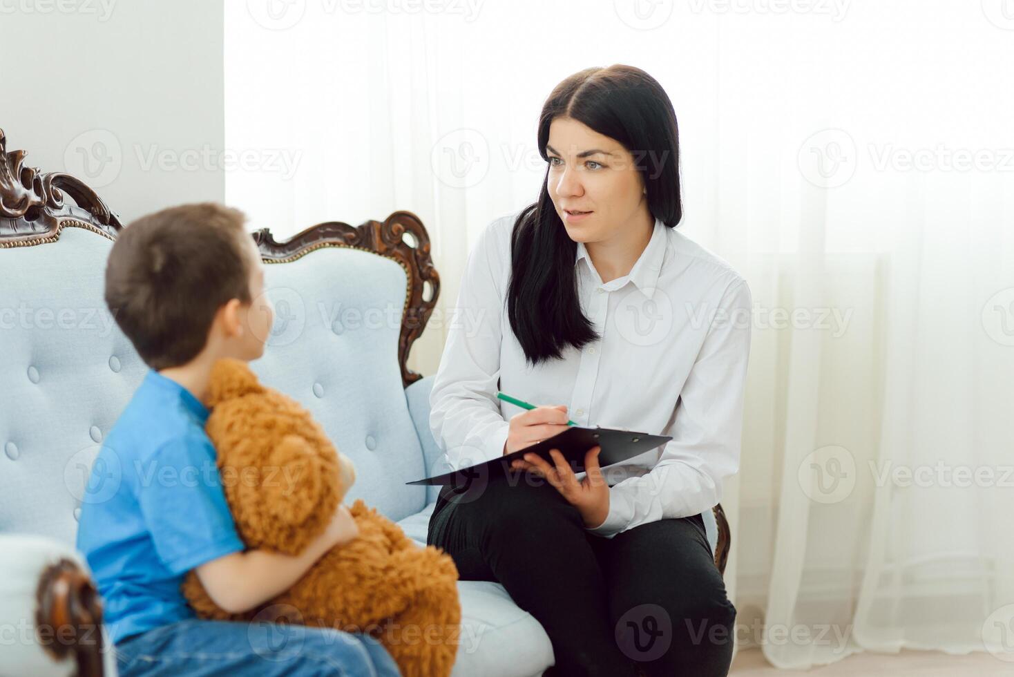 el concepto de niño psicología. un chico a el psicólogo foto