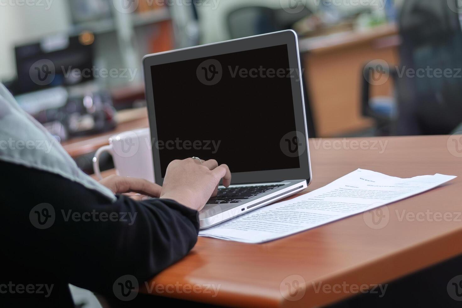 manos escribiendo en un teclado de computadora foto