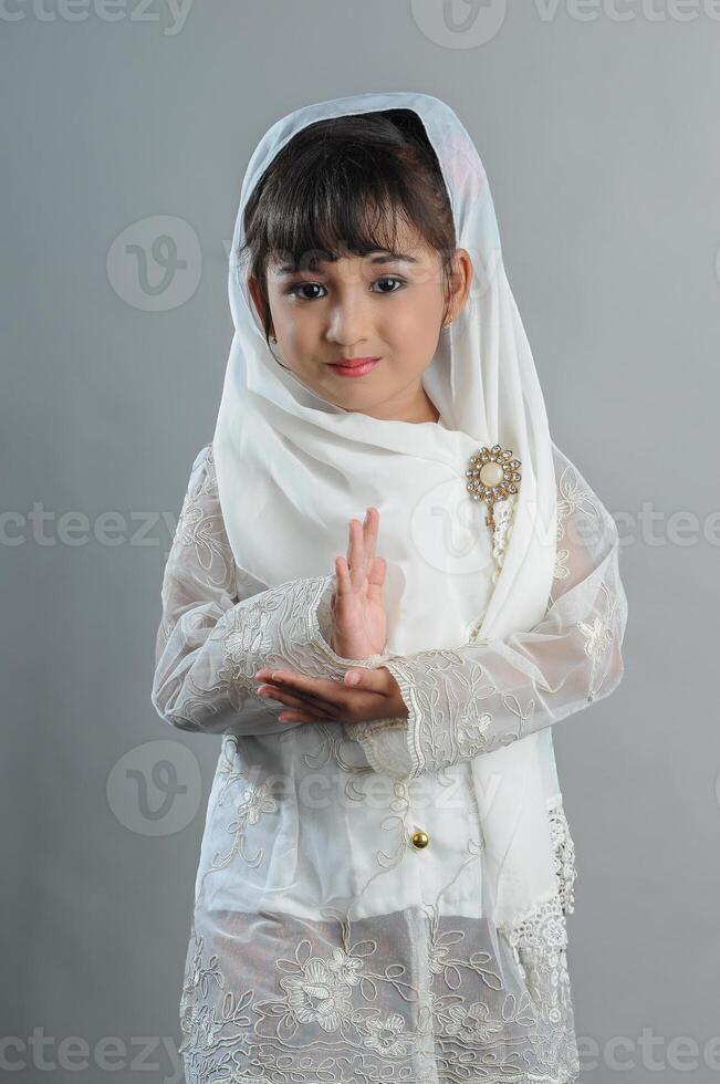 un joven asiático niña vistiendo javanés tradicional ropa foto