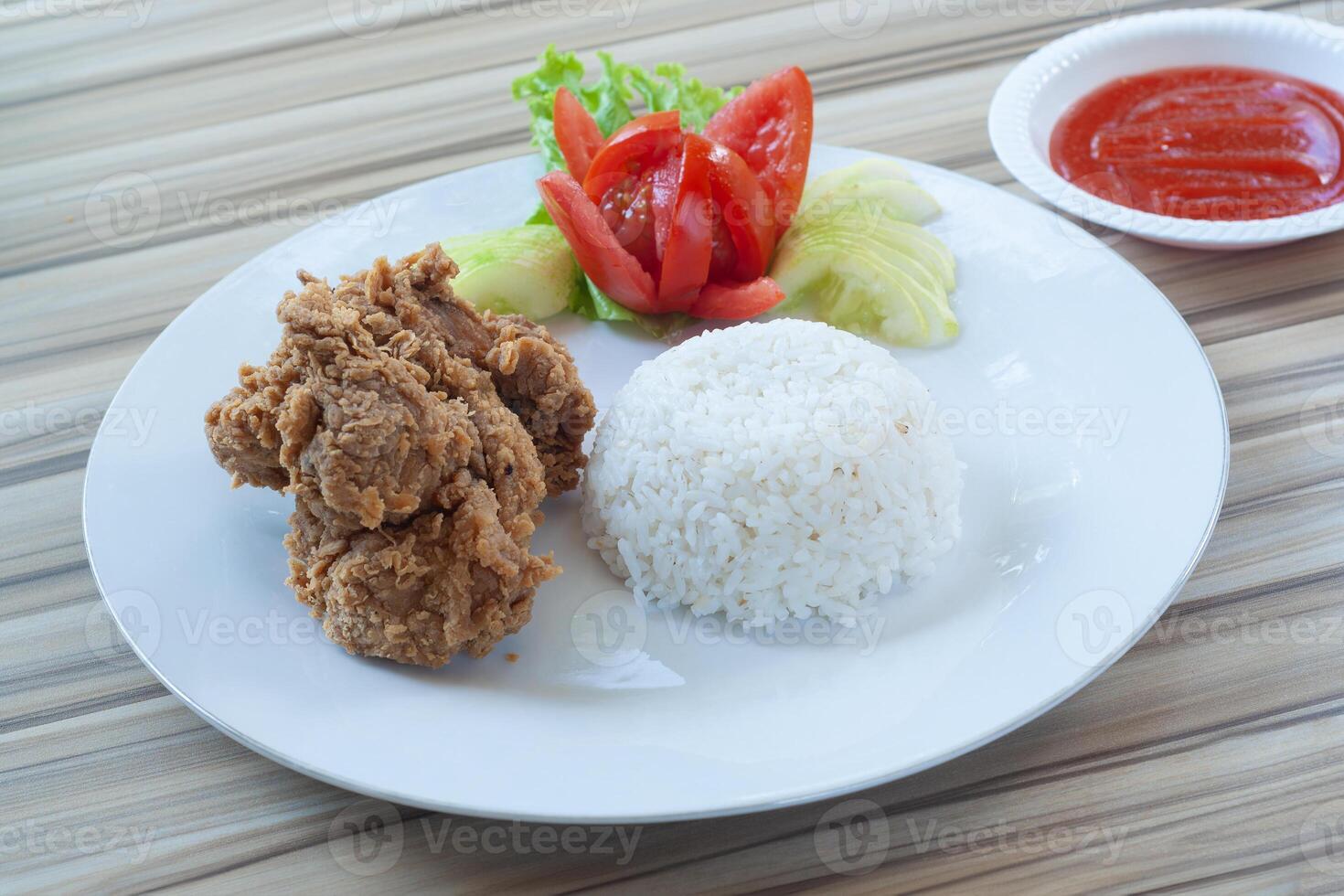 frito pollo con blanco arroz y vegetales como adornar foto