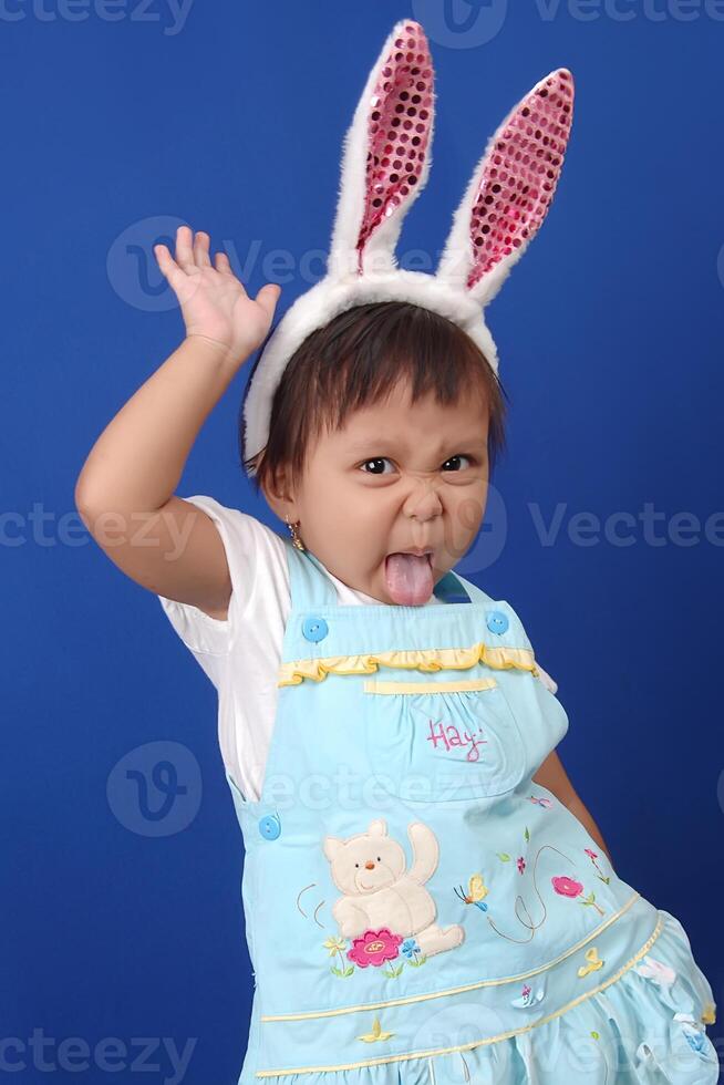 an Indonesian little girl wearing headband photo