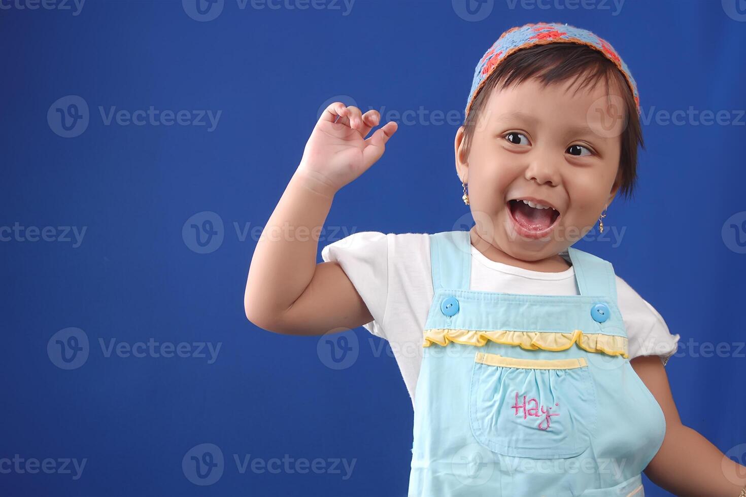 un indonesio pequeño niña vistiendo venda foto