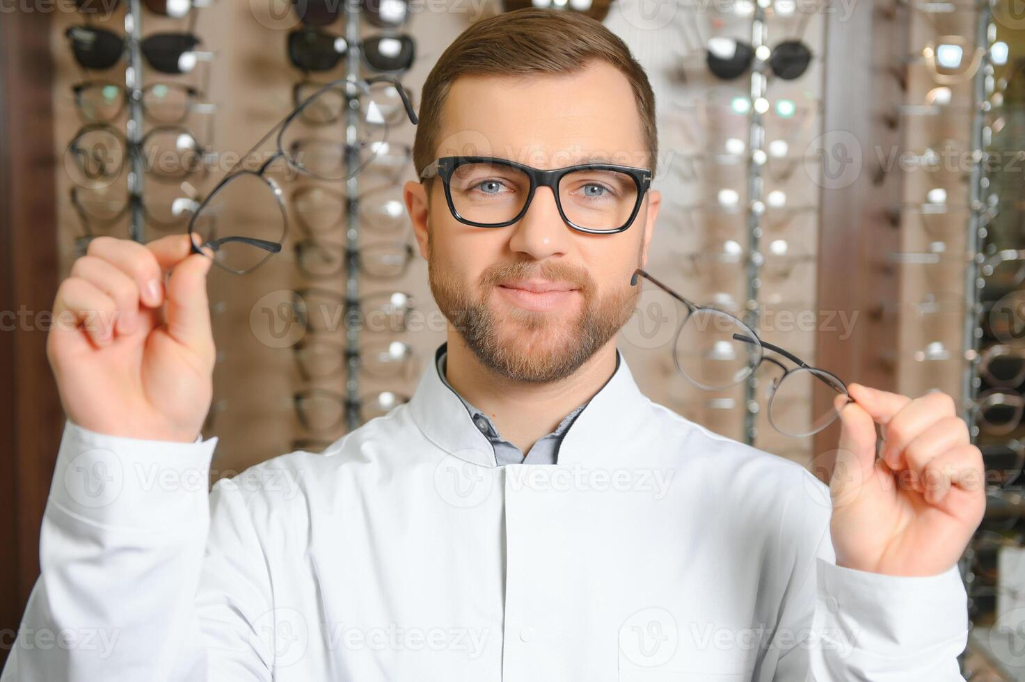 hermoso oftalmólogo participación los anteojos para un tratar afuera. optometrista ofrecimiento a vestir un par de lentes. foto