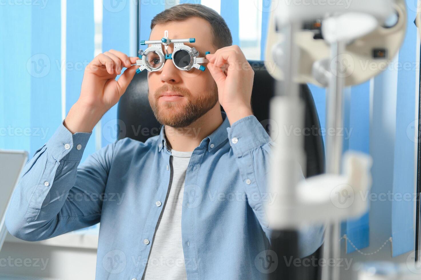 oftalmología concepto. masculino paciente debajo ojo visión examen en vista oftalmológico corrección clínica foto