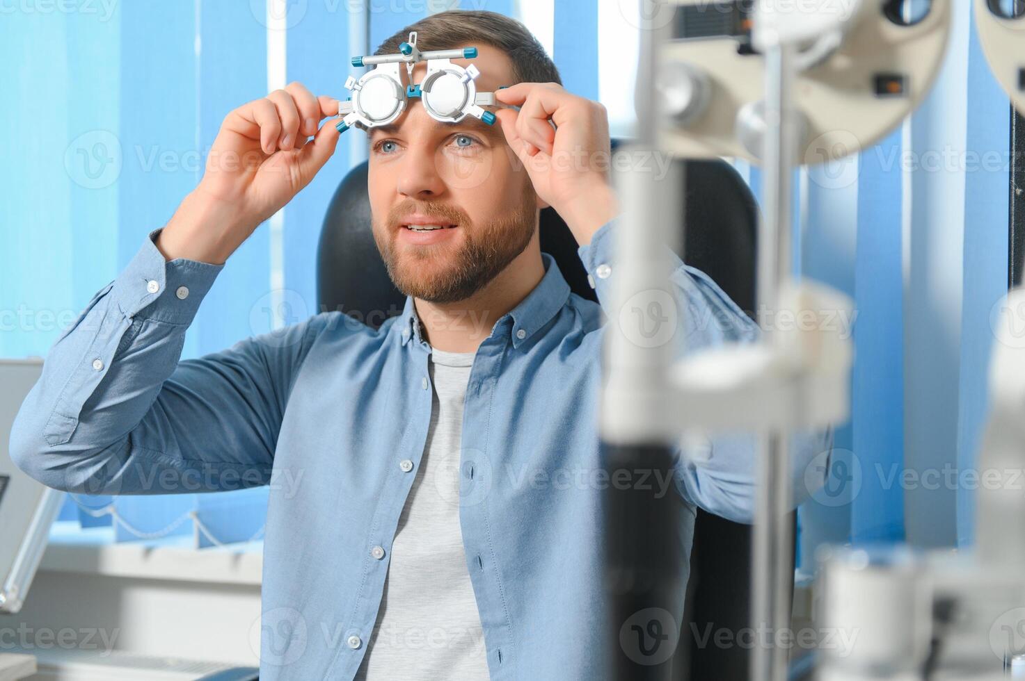 hermoso joven hombre es comprobación el ojo visión en moderno oftalmología clínica. paciente en oftalmología clínica foto