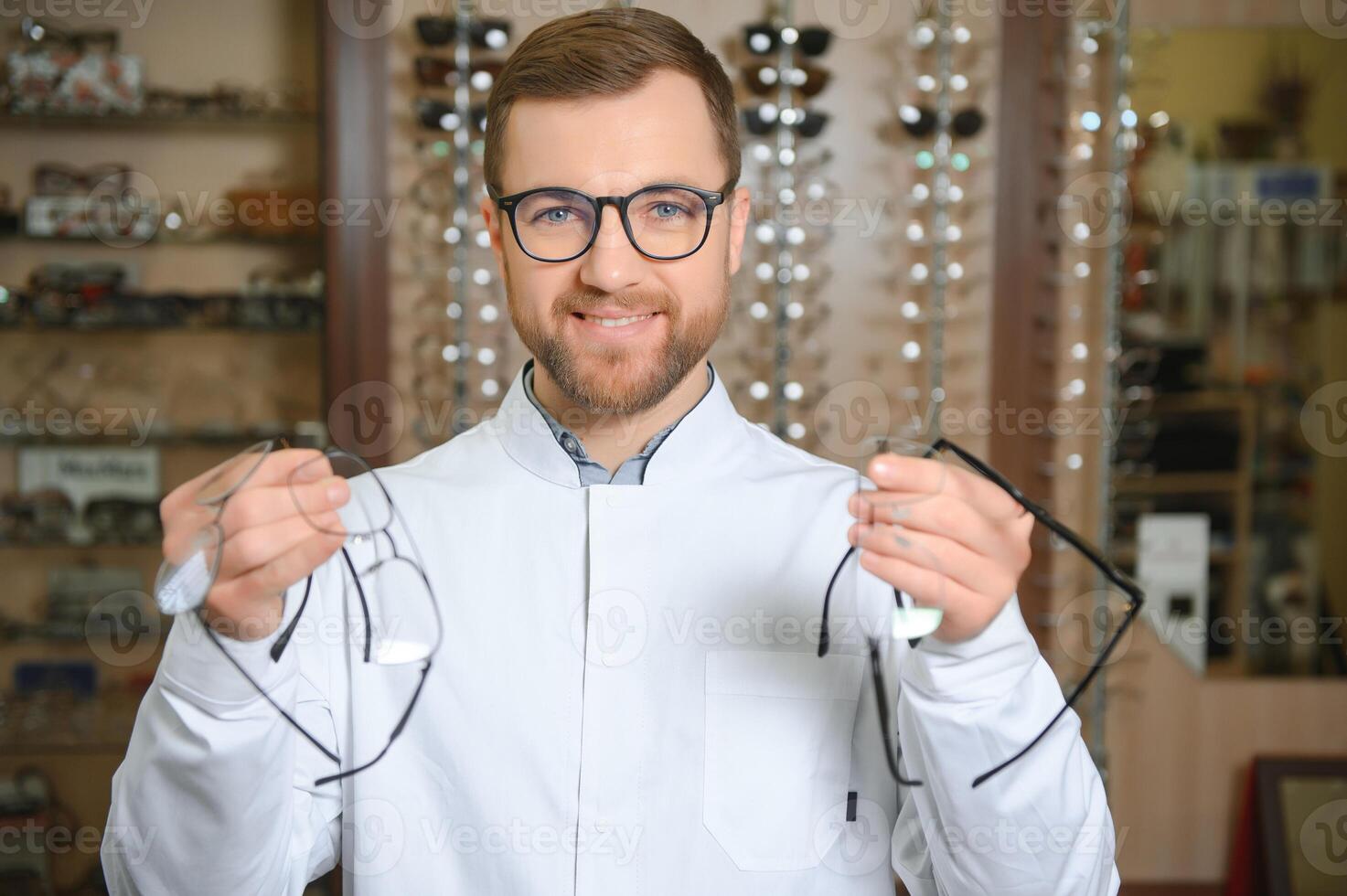 hermoso oftalmólogo participación los anteojos para un tratar afuera. optometrista ofrecimiento a vestir un par de lentes. foto