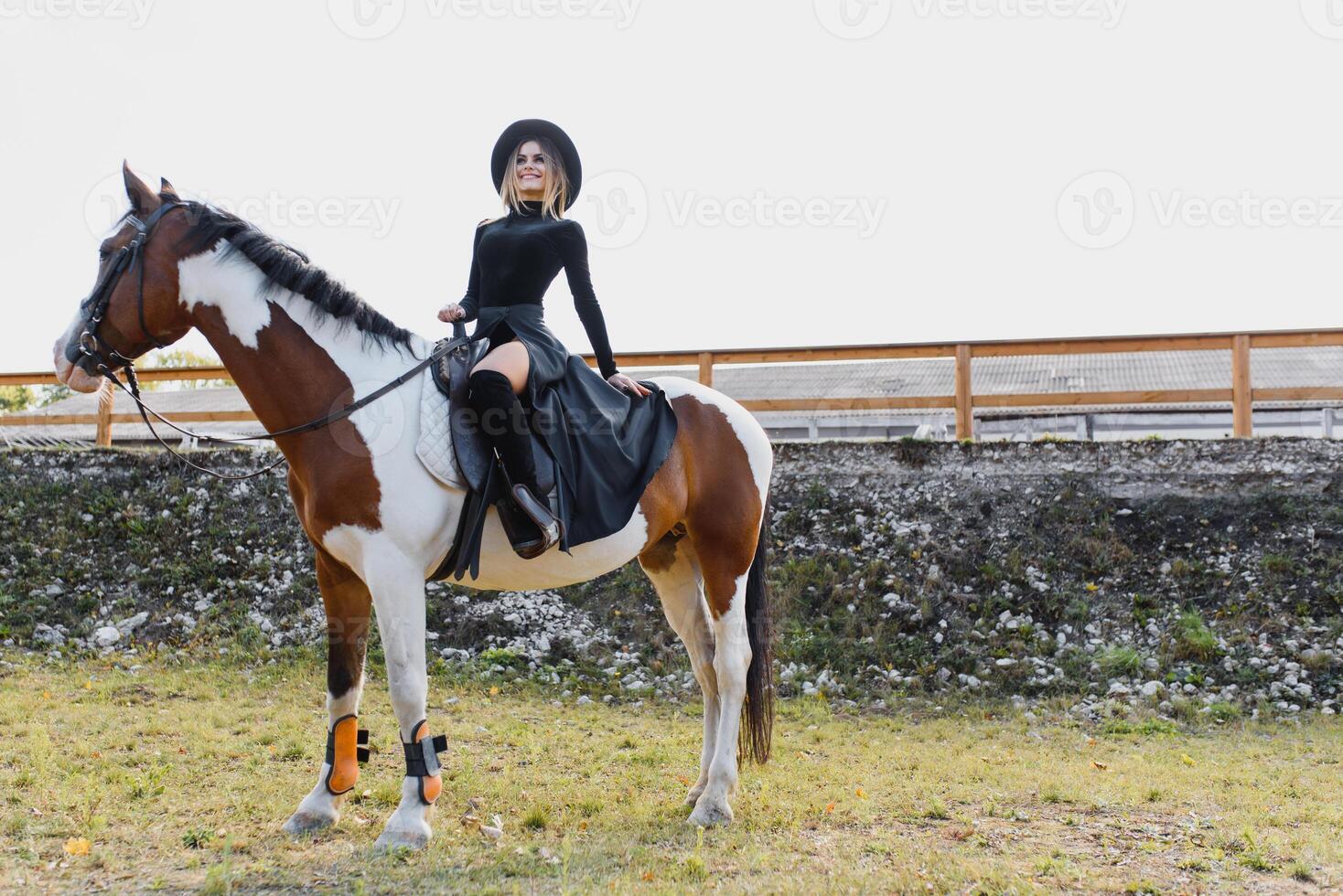de moda retrato de un hermosa joven mujer y caballo foto