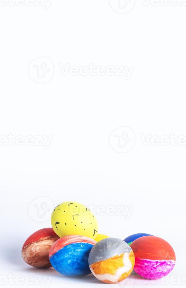 vistoso Pascua de Resurrección huevos aislado en blanco antecedentes con espacio para texto. foto