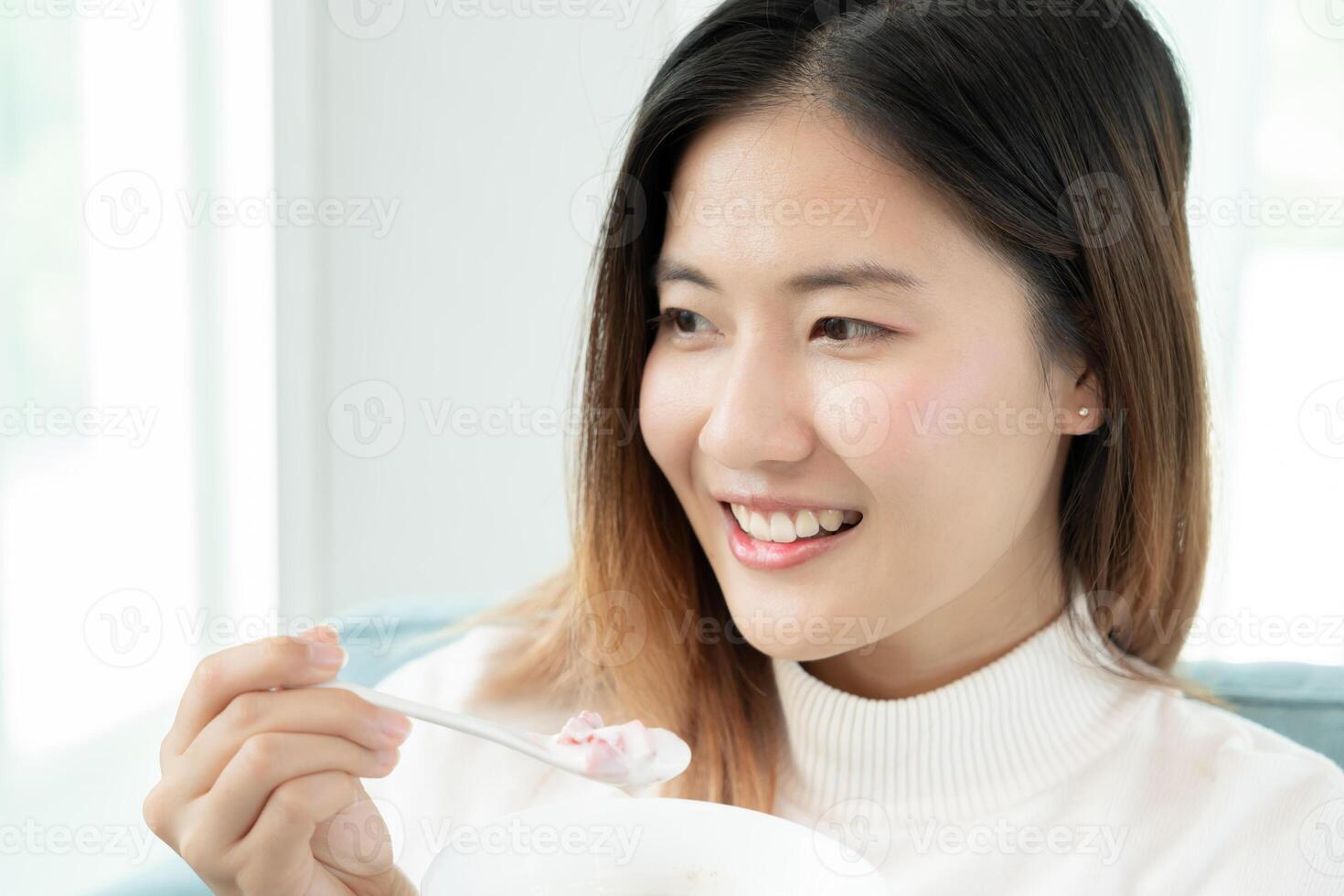 sano alimento. hermosa hembra niña disfrutar comer yogur, Granola, Fresco frutas en desayuno salud en casa. contento joven mujer sonrisa en Mañana bueno emoción. haciendo dieta, desintoxicación, dieta, limpiar comer, vegetariano foto