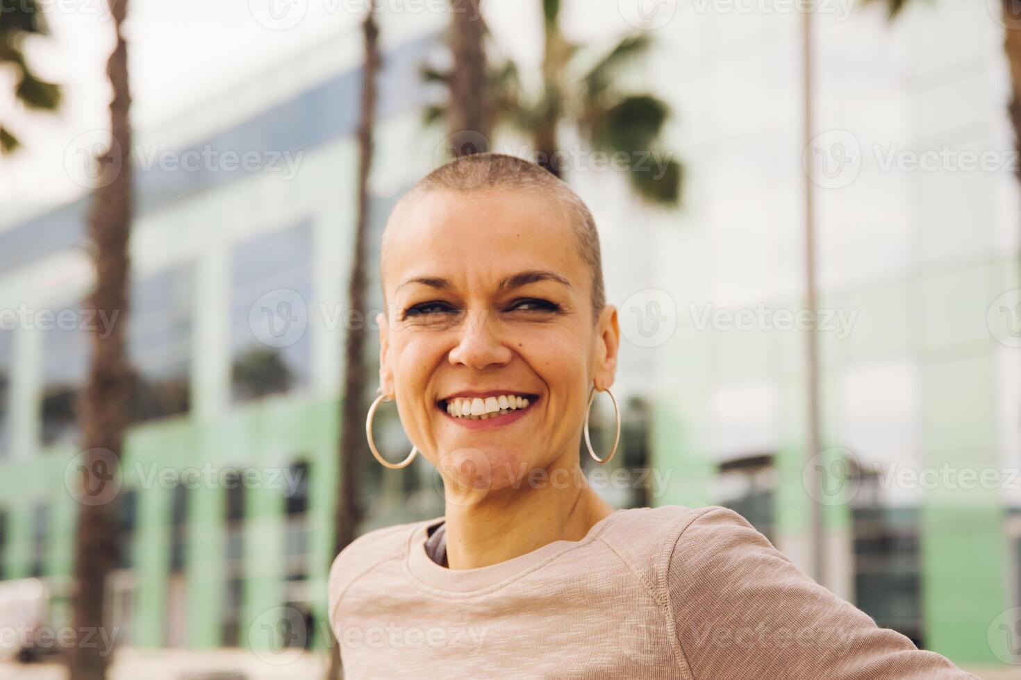 contento mujer sonriente sentado en un parque foto
