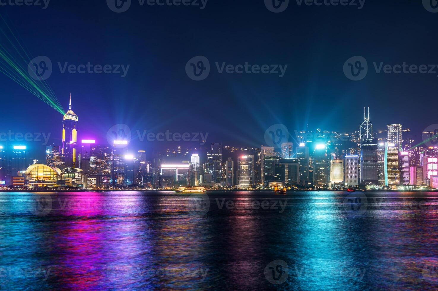 ligero y sonido espectáculo a través de el victoria puerto en hong kong a noche foto