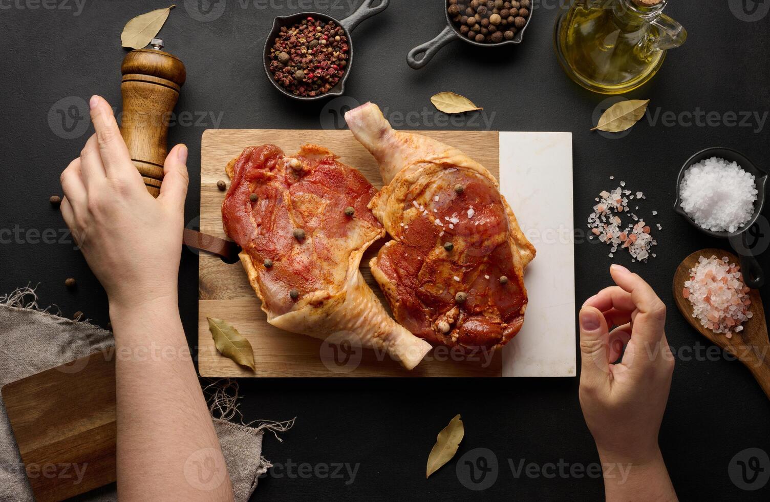 crudo pollo baquetas sazonado en un de madera junta, acompañado por sal y granos de pimienta foto