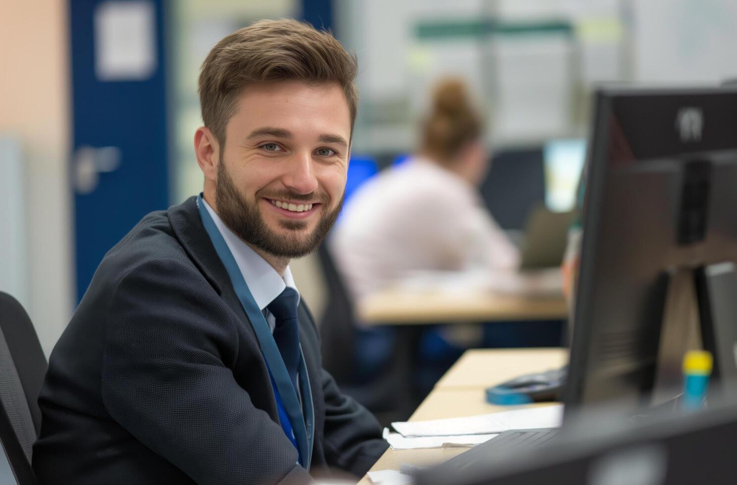 ai generado sonriente OTAN empleado a escritorio foto