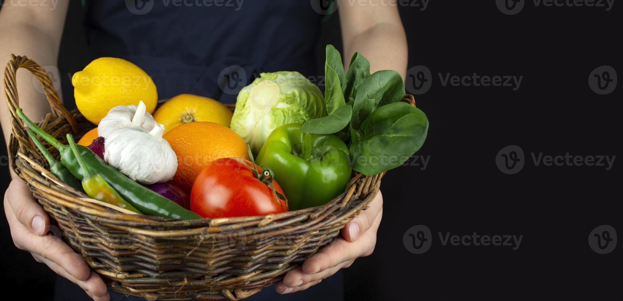 el cocinar es participación un cesta de vegetales y frutas Cocinando . sano comiendo genial alimento. vegetariano alimento. bandera. comida antecedentes. foto