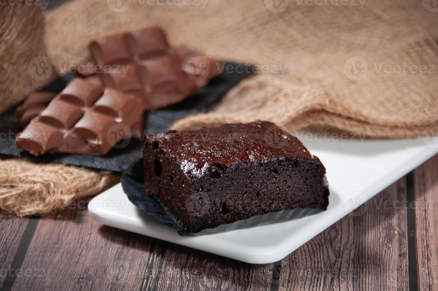 chocolate duende servido en un plato lado ver en gris antecedentes foto