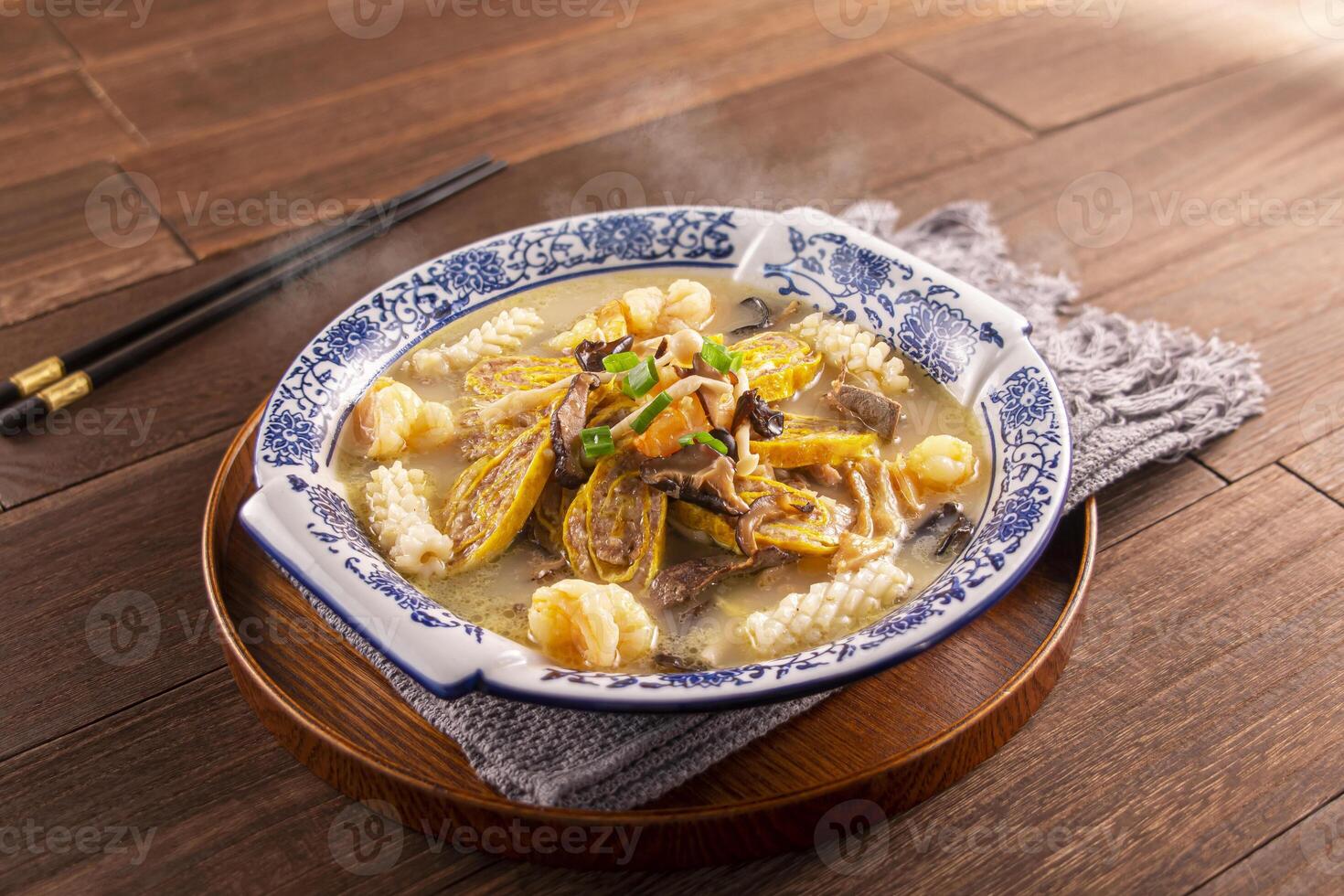 pueblo natal fortuna sopa de huevo rollo, calamar, pollo, cerdo, frijol Cuajada servido plato aislado en de madera mesa parte superior ver de hong kong comida foto