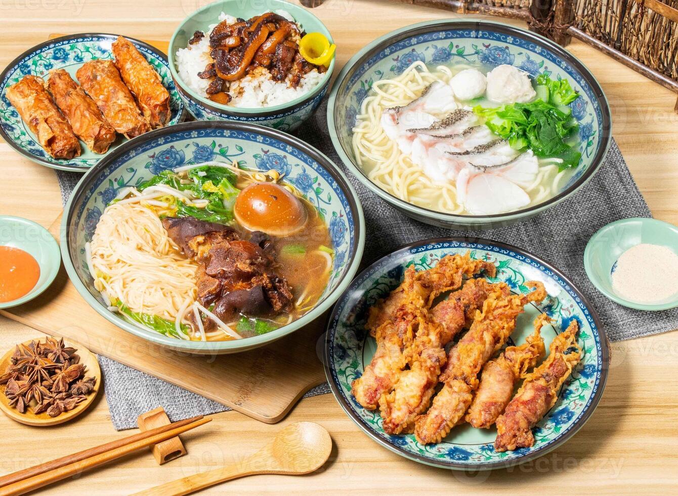 Taiwán comida variedad Cerdo nudillo fideos, frito rollos, frito camarón rollos, agrupador Fresco pescado petróleo fideos, cocido a fuego lento Cerdo en arroz foto