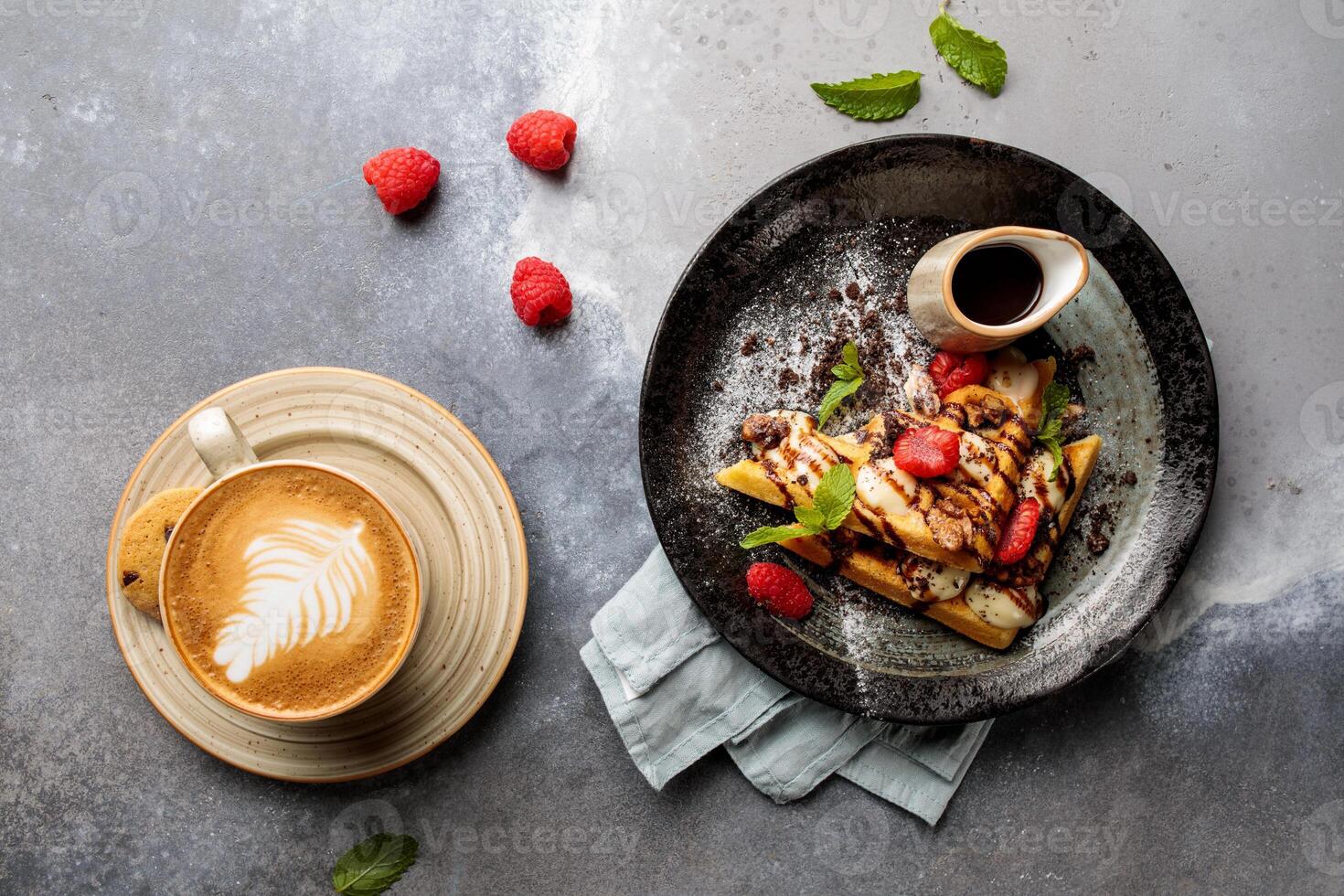 Pastelería crema gofre con Café exprés café, galletas y frambuesa servido en plato aislado en mesa parte superior ver de Arábica desayuno foto