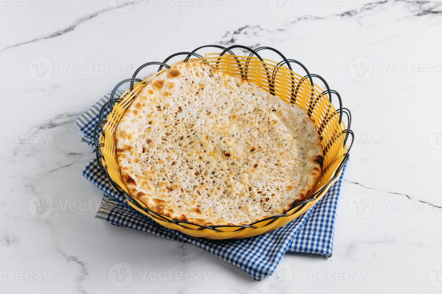 punjabi desayuno naan kulcha en un cesta aislado en servilleta lado ver en gris antecedentes famoso indio y pakistaní comida foto