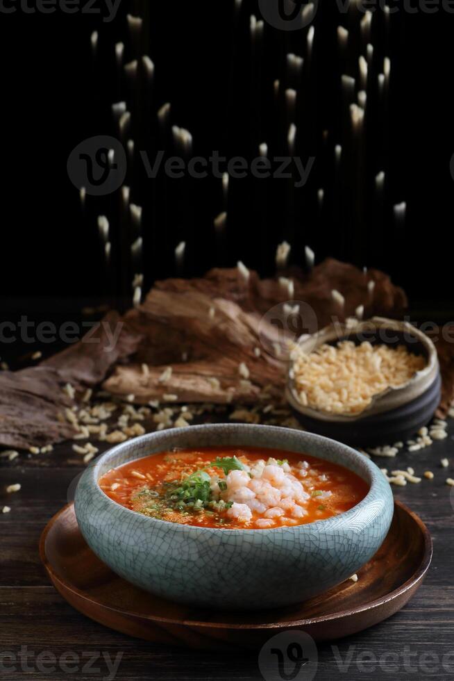 escalfado crujiente arroz con Mariscos en superior gamba caldo servido en plato aislado en mesa parte superior ver de comida foto