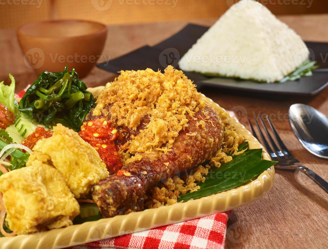 ayam penyet con arroz servido en plato aislado en mesa parte superior ver de tailandés comida foto