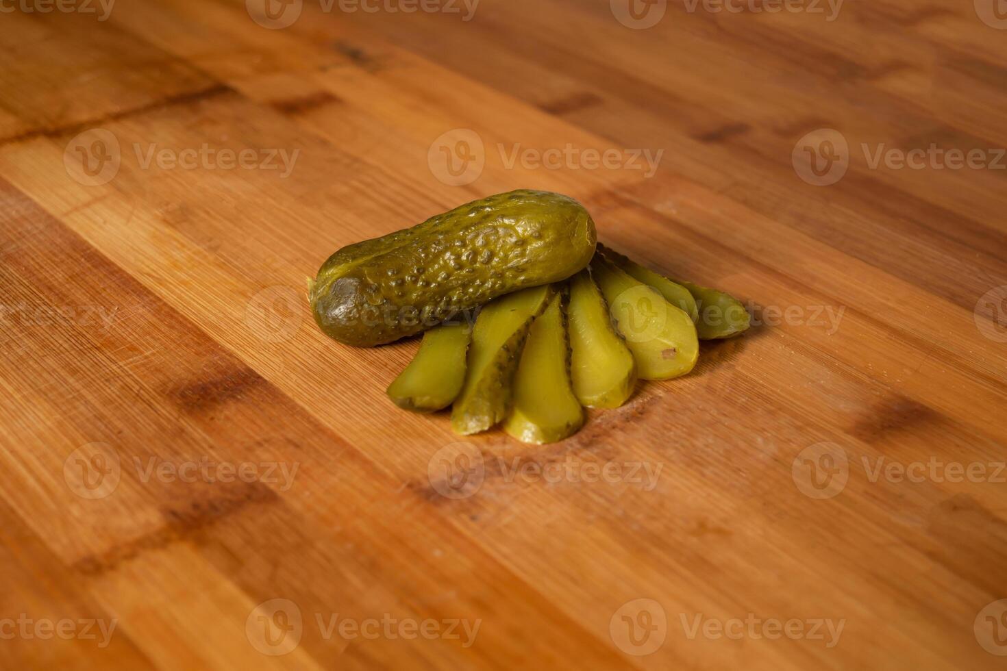 pepinillos Pepino en escabeche rebanada aislado en de madera mesa parte superior ver de indio comida foto