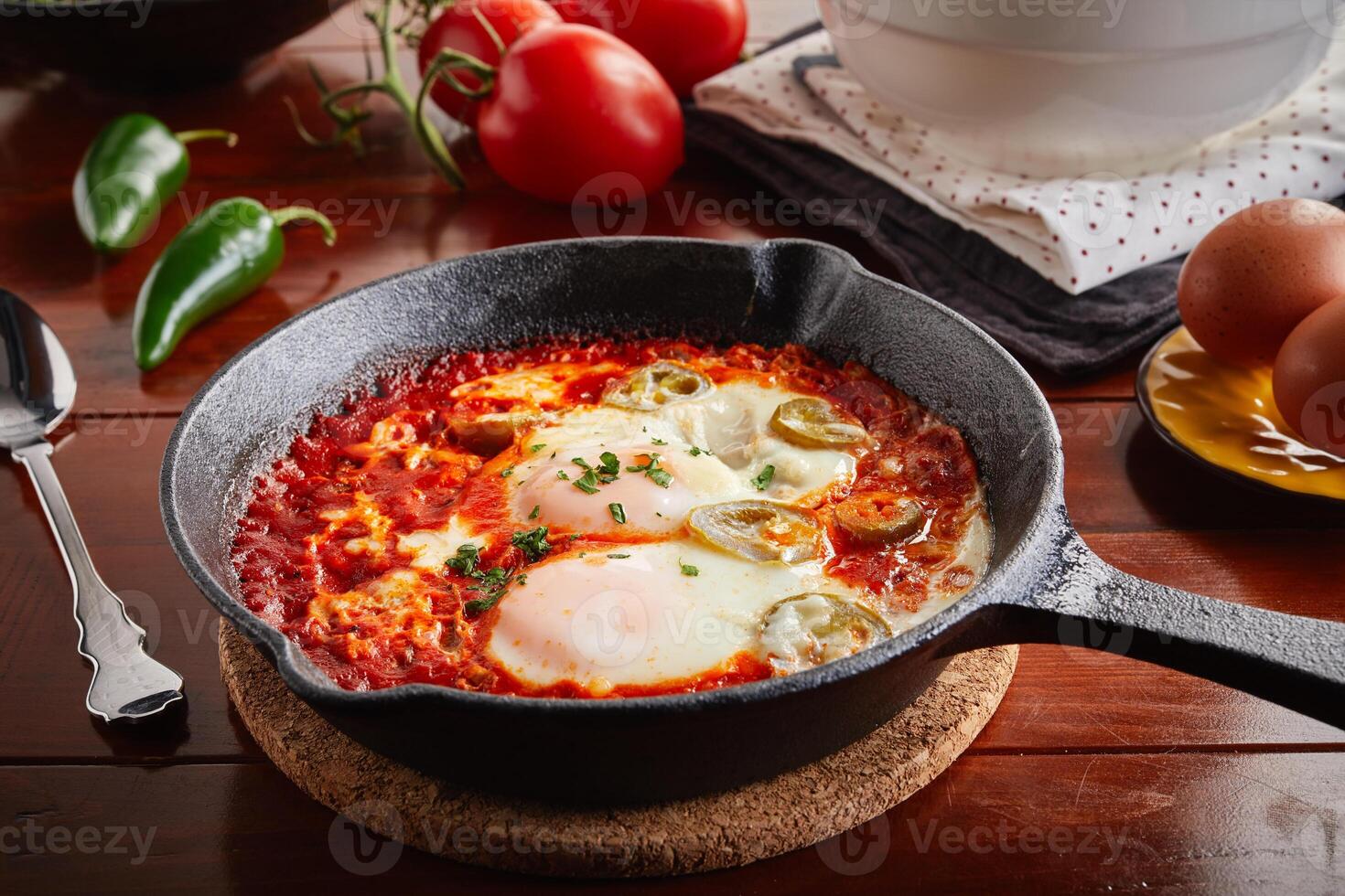 shakshuka servido en un freír pan aislado en de madera antecedentes lado ver de Arábica comida foto