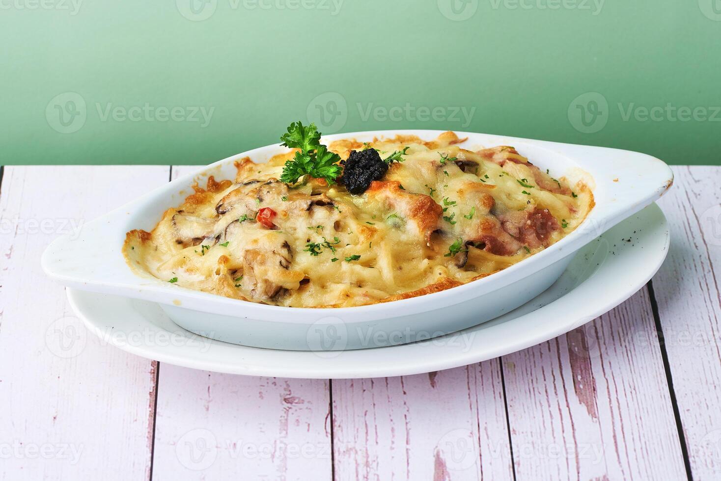 al horno pasta trufa crema con queso, aceituna, pasta, pollo y vegetales gratén en horneando plato foto