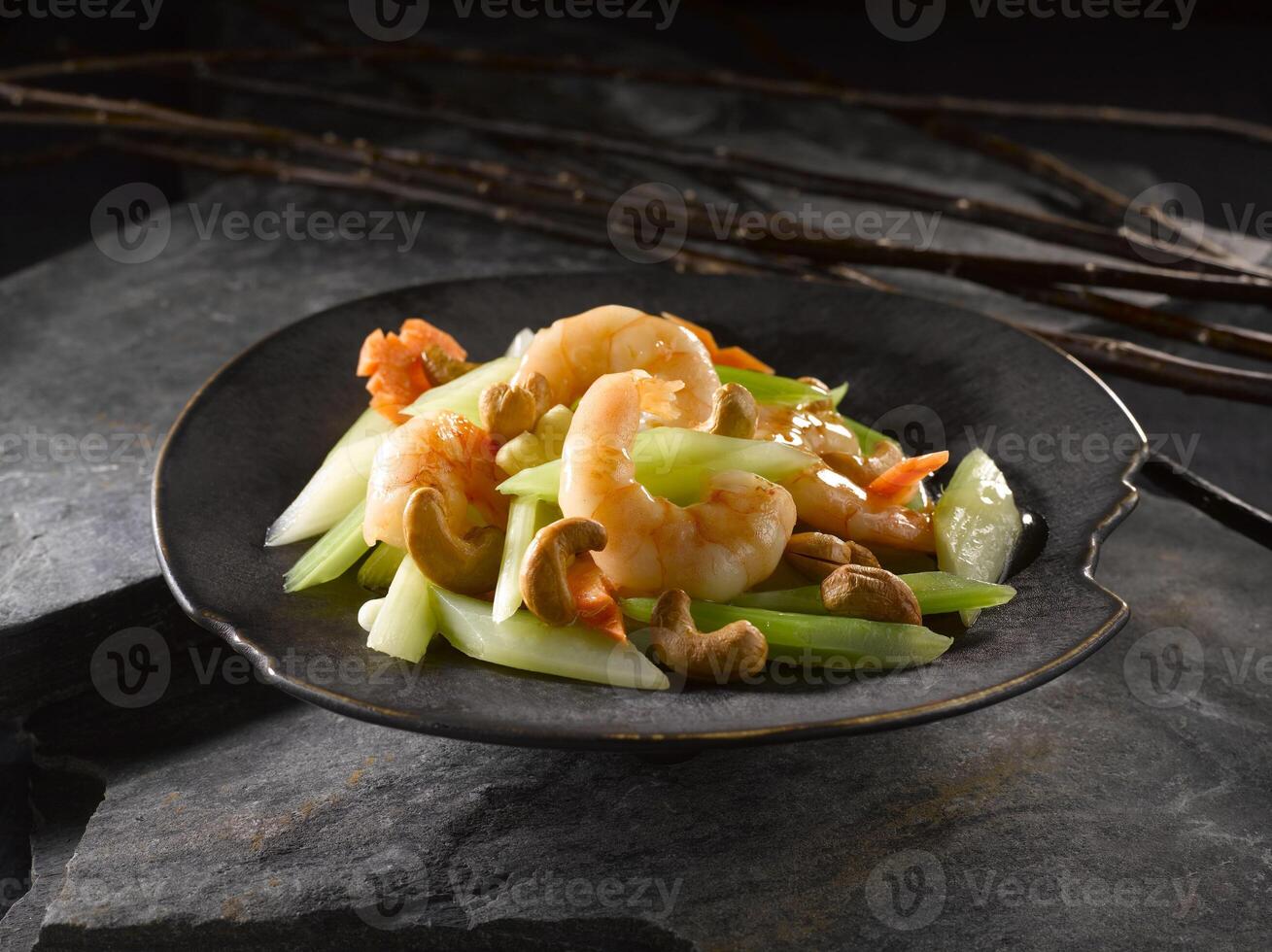 salteado camarón con apio y anacardo nuez servido en plato aislado en mesa parte superior ver de comida foto