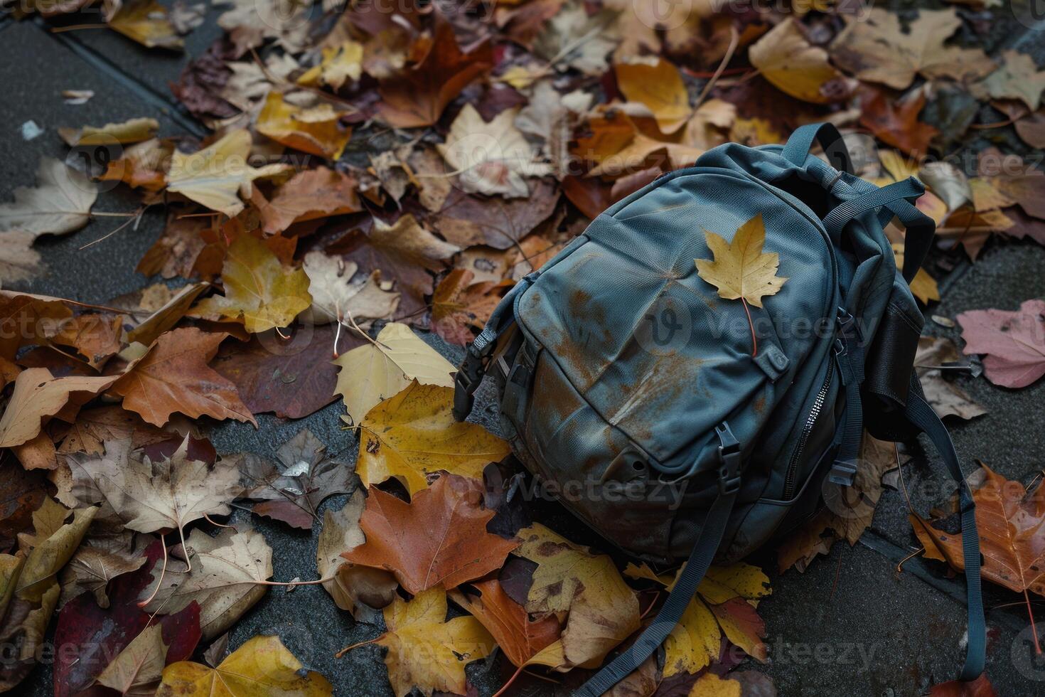 ai generado amarillo mochila en caído otoño hojas. generar ai foto