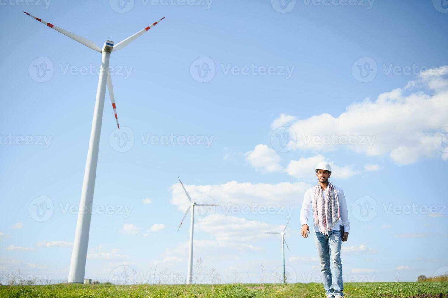 ingeniero India hombre trabajando a molino granja generando electricidad limpiar energía. viento turbina granja generador por alternativa verde energía. asiático ingeniero comprobación controlar eléctrico poder foto