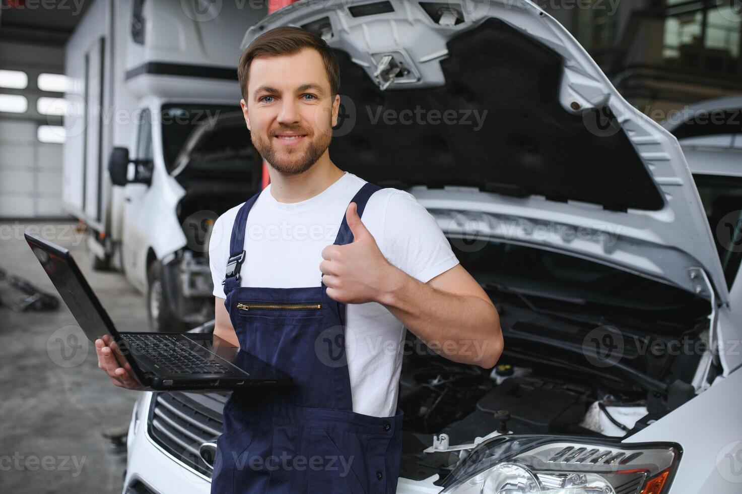 auto servicio, reparar, mantenimiento concepto. mecánico cheques el auto, haciendo diagnósticos con ordenador portátil a el Servicio estación. Servicio mantenimiento de industrial a motor reparar. foto