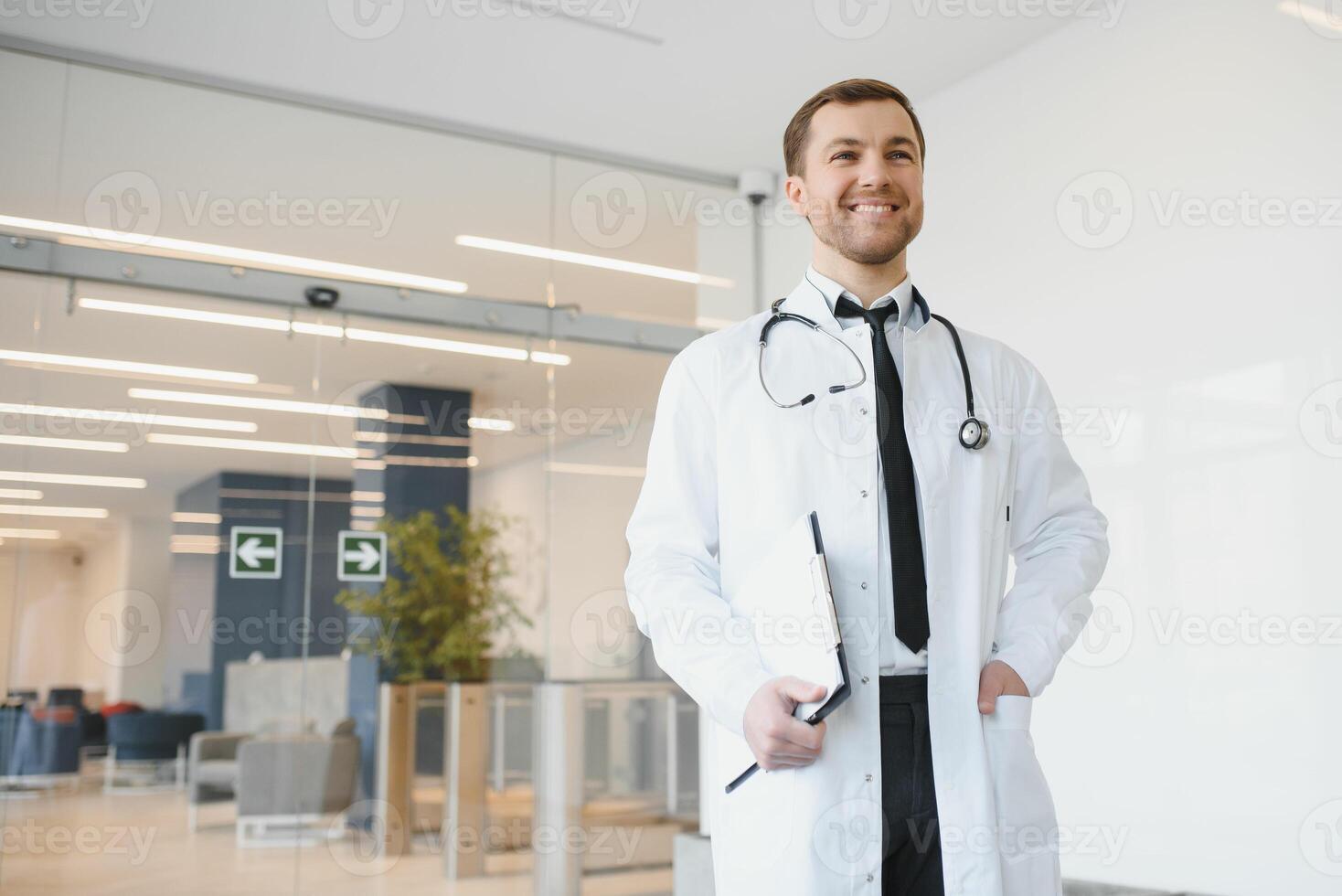 retrato de simpático masculino médico sonriente foto