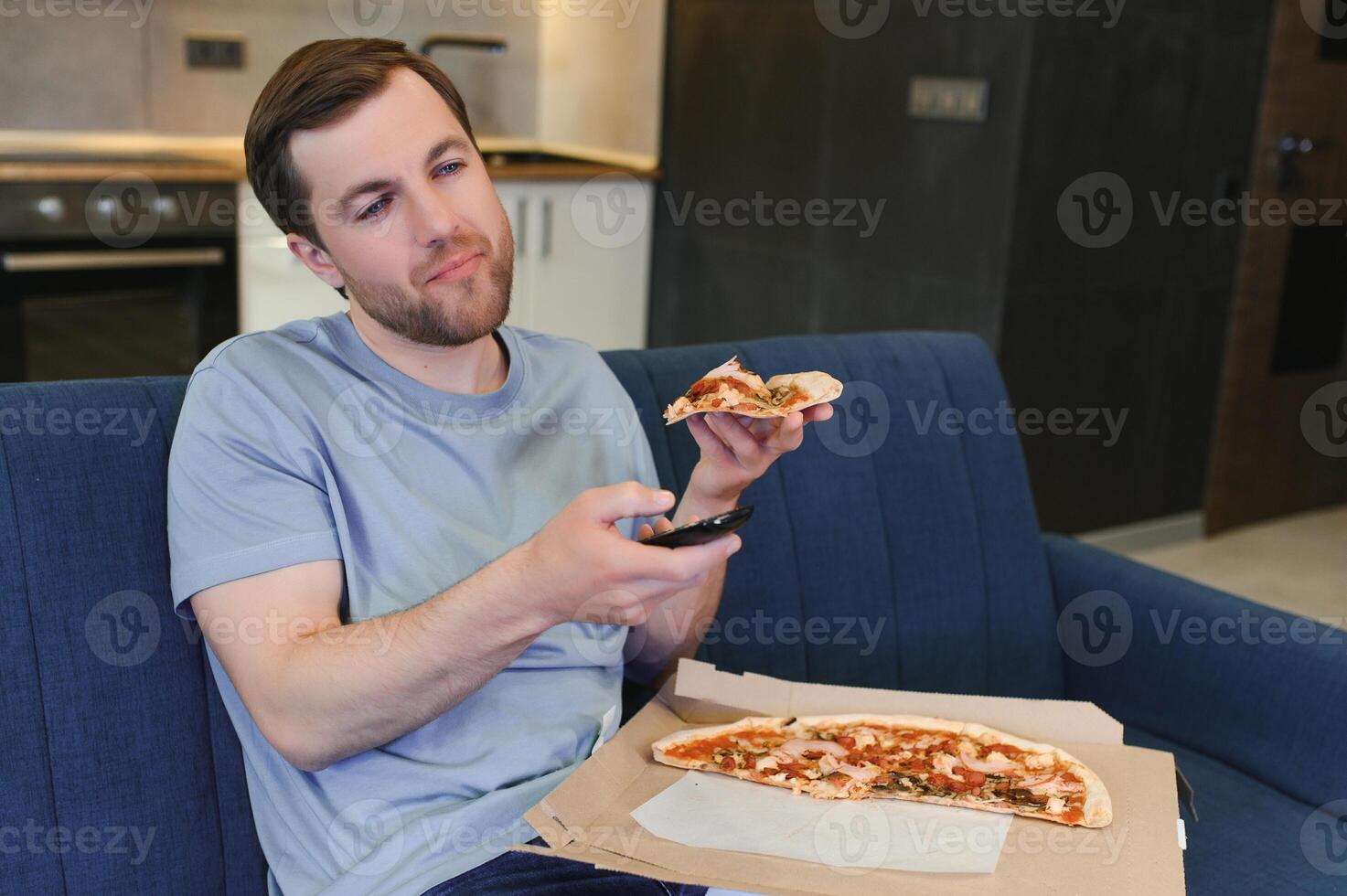 hombre comiendo Pizza teniendo un para llevar a hogar relajante descansando foto