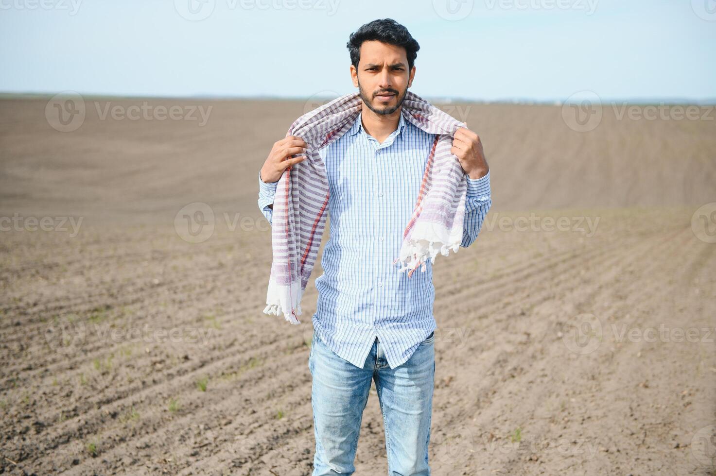 joven indio granjero a agricultura campo. foto
