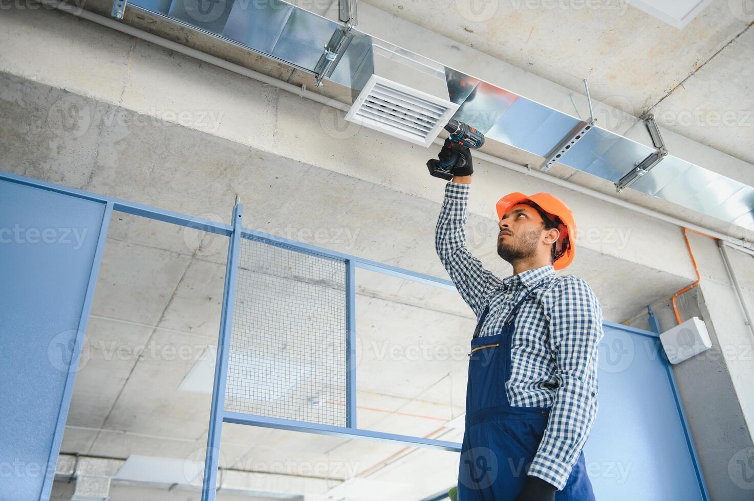 hvac servicios - indio trabajador Instalar en pc canalizado tubo sistema para ventilación y aire acondicionamiento en casa foto