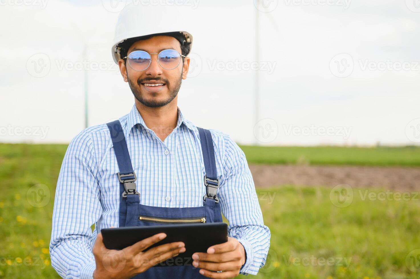 indio molino ingeniero inspección y Progreso cheque viento turbina. foto