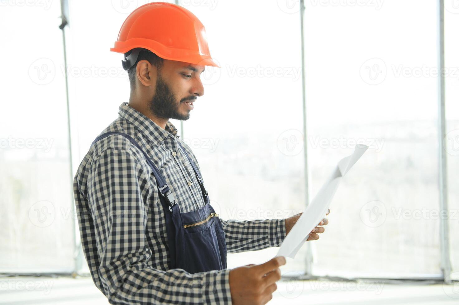 retrato de un indio ingeniero posando a el cámara foto