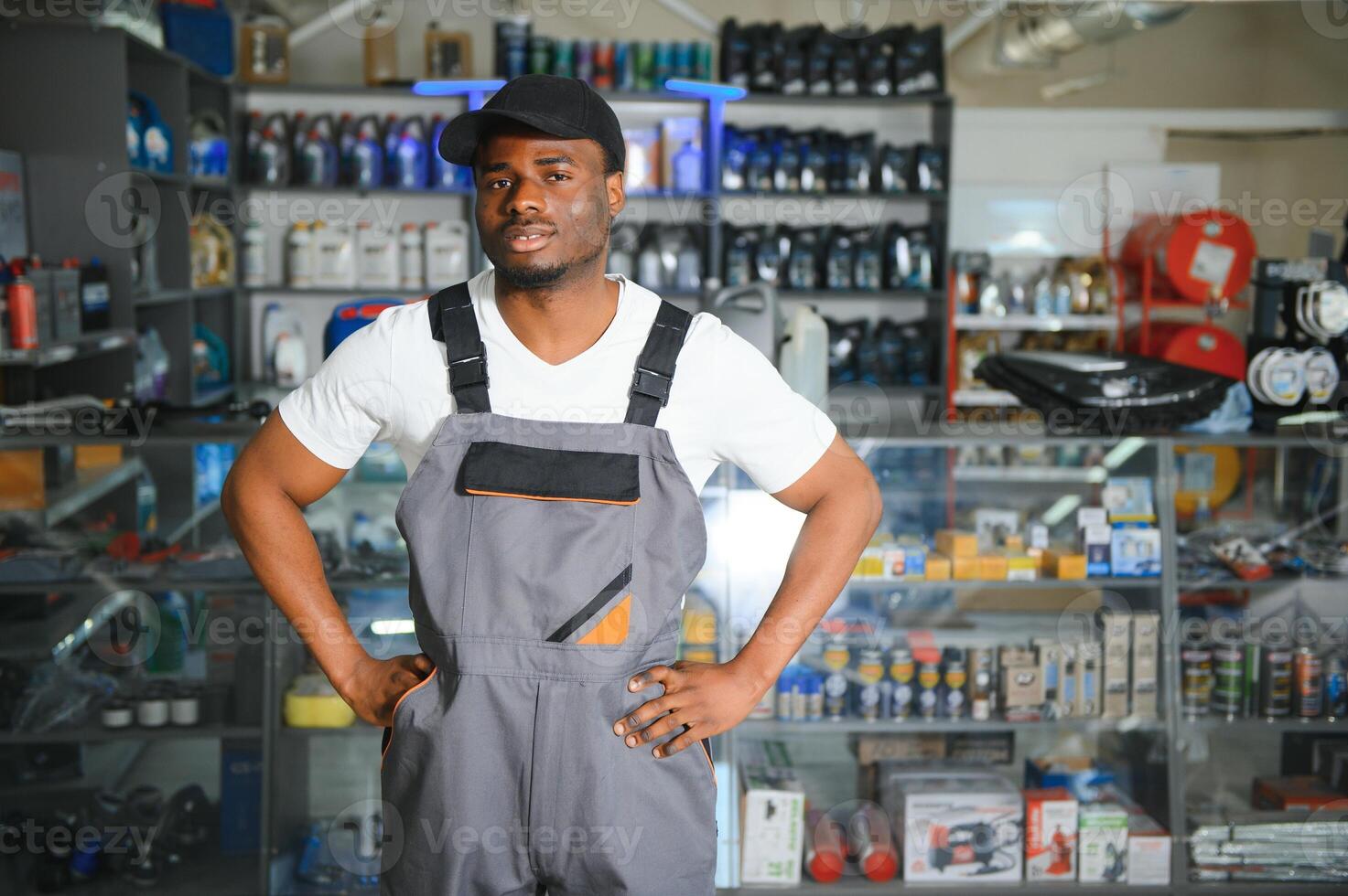 retrato de un hermoso africano vendedor en un auto partes almacenar. el concepto de coche reparar foto