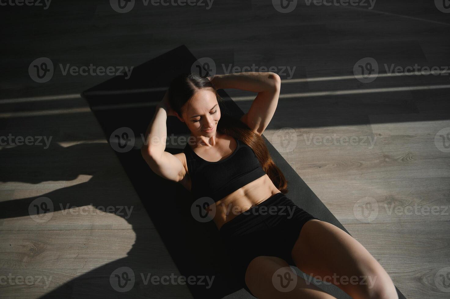 cerca arriba joven mujer haciendo cruzado ejercicio para abdominales acostado en Deportes estera adentro, niña vistiendo ropa de deporte hace bicicleta crujidos aptitud trabajando fuera a gimnasia, sano activo estilo de vida rutina concepto foto