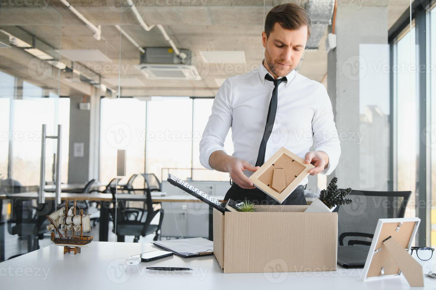 triste despedido. dejar Vamos oficina trabajador paquetes su pertenencias dentro cartulina caja y hojas oficina. personal reducción, reducción de personal, reorganización, reestructuración, subcontratación masa desempleo mercado crisis foto