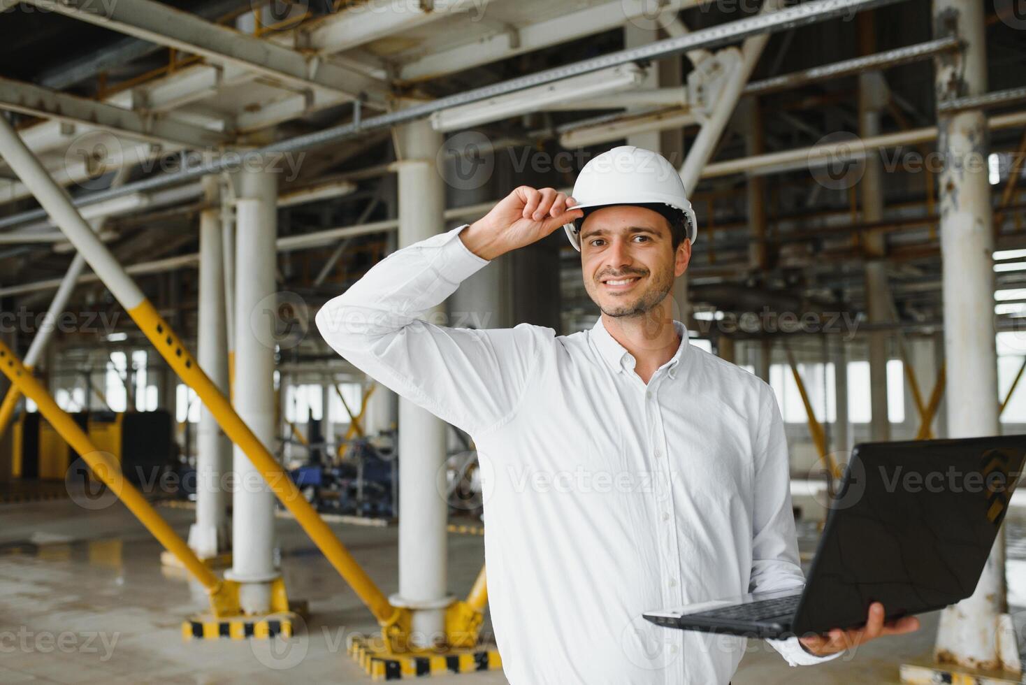 contento masculino industrial técnico dentro un fábrica foto