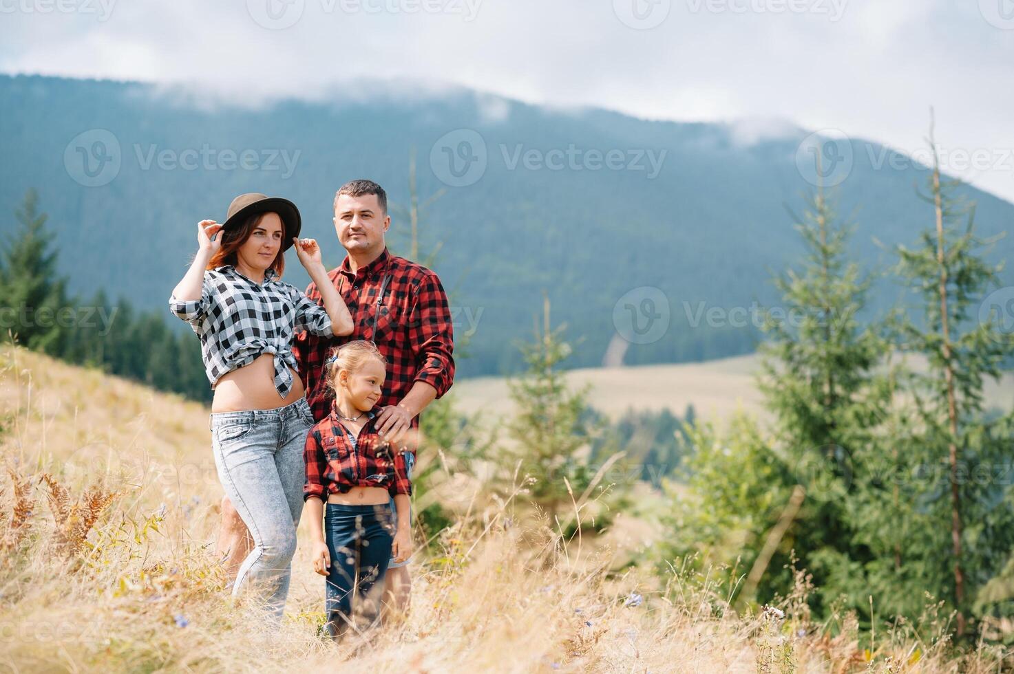 joven familia con niño descansando en un montaña. vacaciones en el nacional parque foto