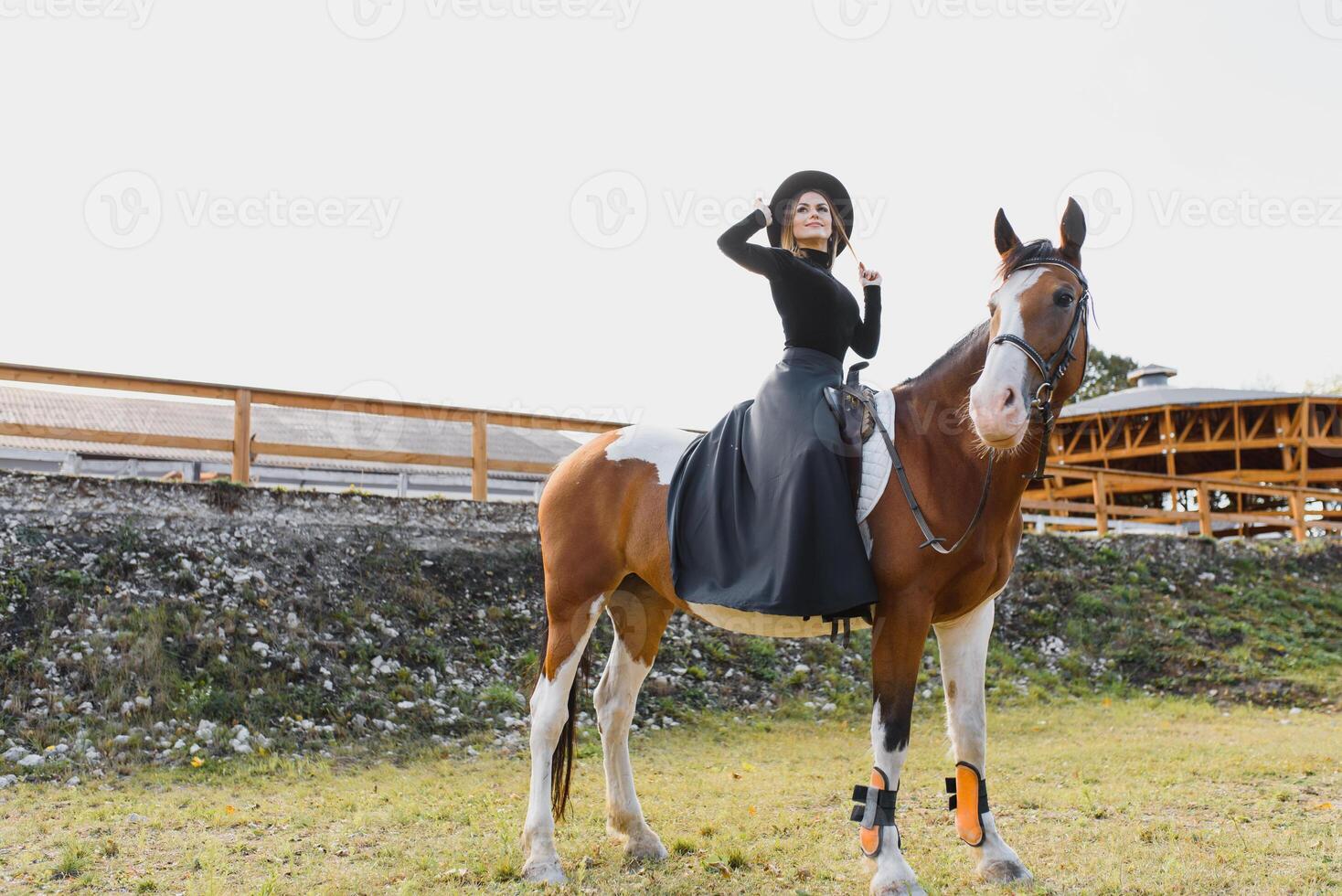 contento de moda joven mujer posando con un caballo en el playa foto