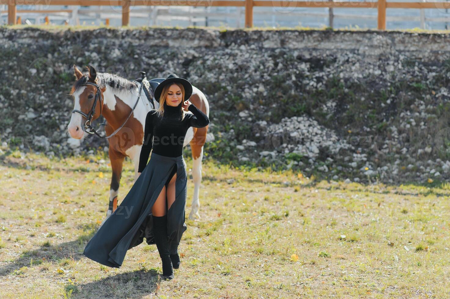 de moda retrato de un hermosa joven mujer y caballo foto