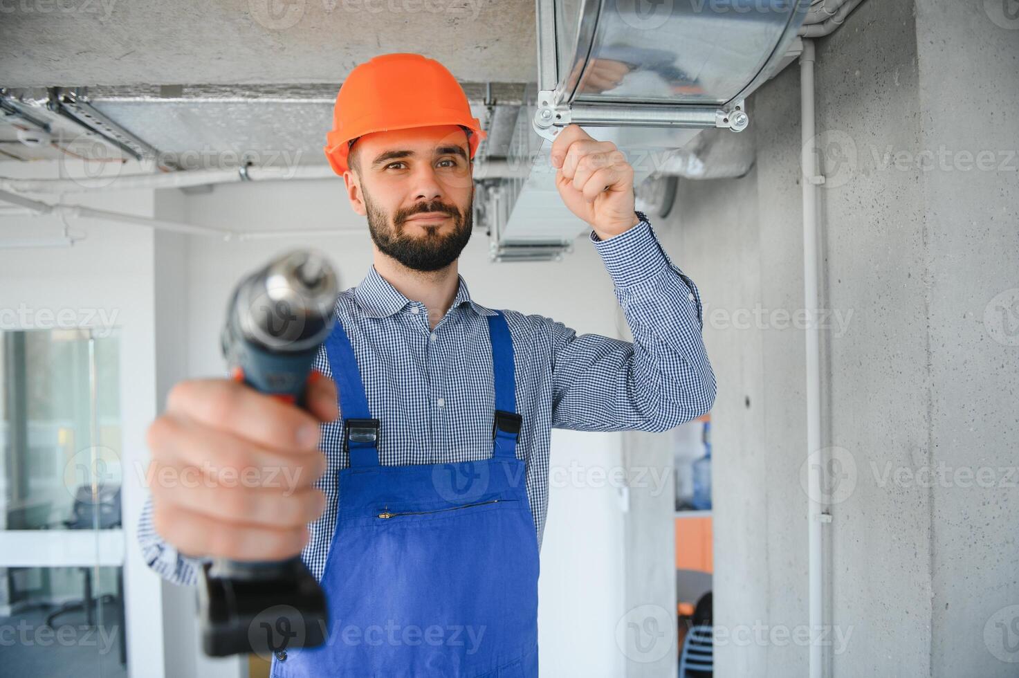 hvac trabajador Instalar en pc canalizado tubo sistema para ventilación y aire acondicionamiento. Copiar espacio foto